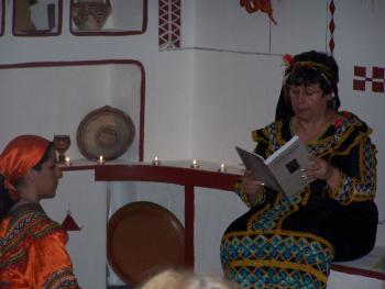 Lecture de contes dans la maison Kabyle