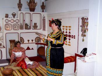 Lecture de contes dans la maison Kabyle